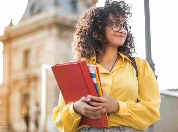¿Cómo obtener una visa de estudiante en Colombia según la resolución 5477?