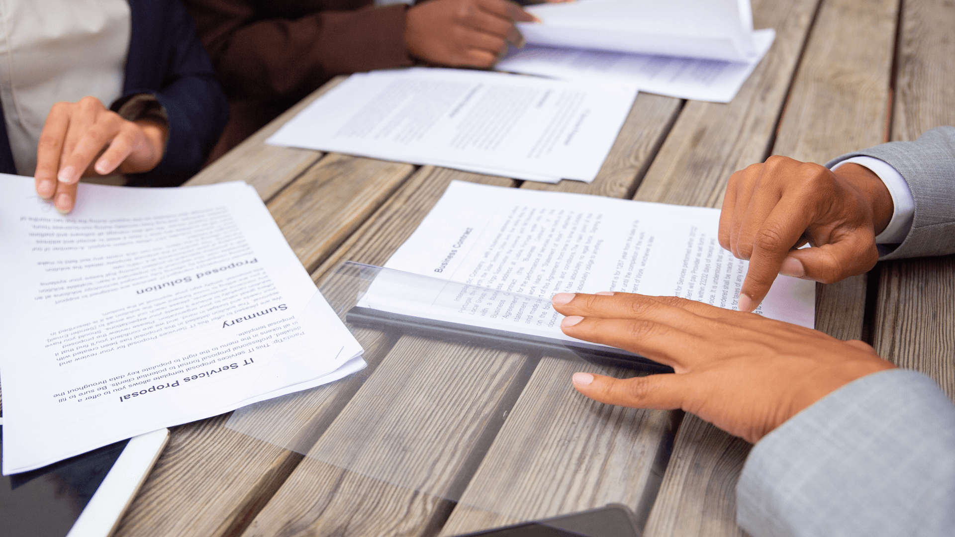 Personas aceptando el trámite notarial de sucesión en Colombia